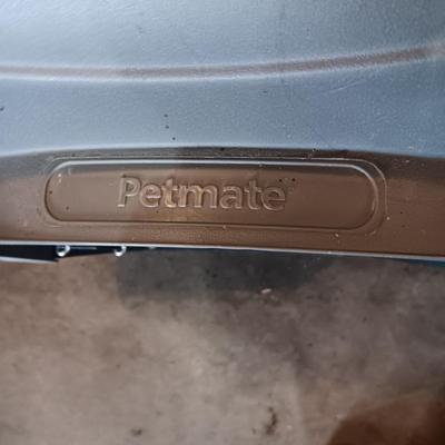 LARGE PETMATE ANIMAL KENNEL