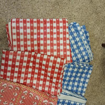 CHECKERED LINED PLASTIC TABLECLOTHS