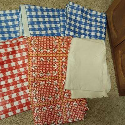 CHECKERED LINED PLASTIC TABLECLOTHS