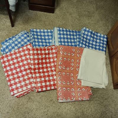 CHECKERED LINED PLASTIC TABLECLOTHS