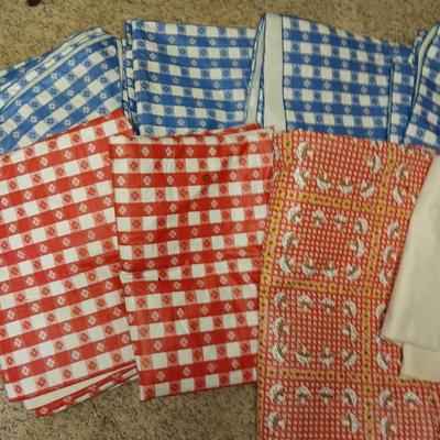 CHECKERED LINED PLASTIC TABLECLOTHS