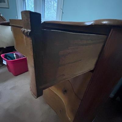 Four Drawer Serpentine W/Claw Feet Dresser (PB-BB)