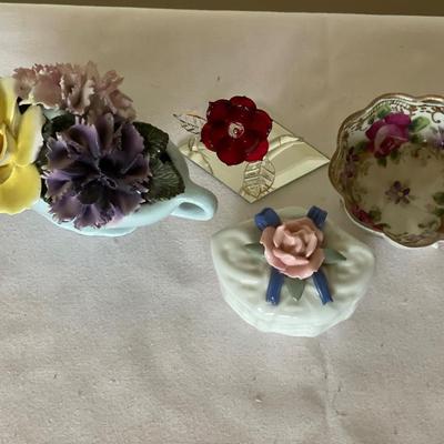 Small vintage floral decorative items