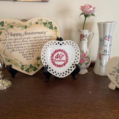 Anniversary gifts and 2 vases