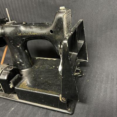 Singer Featherweight Sewing Machine in Carrying Case (BS-TF)