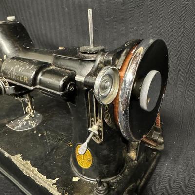 Singer Featherweight Sewing Machine in Carrying Case (BS-TF)