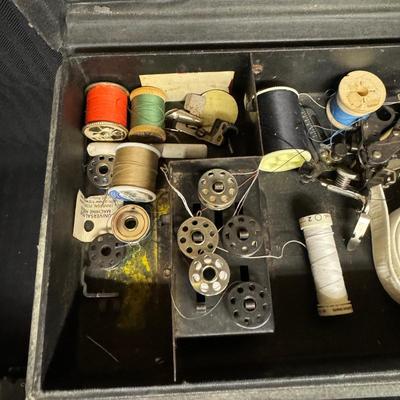 Singer Featherweight Sewing Machine in Carrying Case (BS-TF)