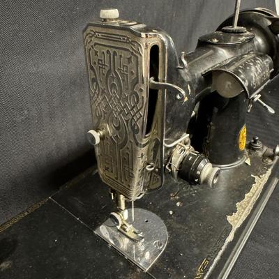 Singer Featherweight Sewing Machine in Carrying Case (BS-TF)