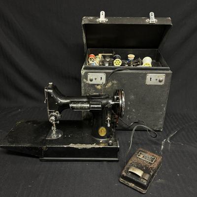Singer Featherweight Sewing Machine in Carrying Case (BS-TF)