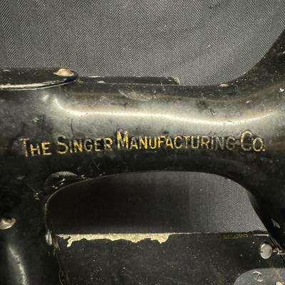 Singer Featherweight Sewing Machine in Carrying Case (BS-TF)