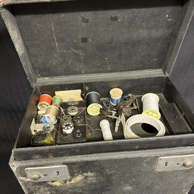 Singer Featherweight Sewing Machine in Carrying Case (BS-TF)