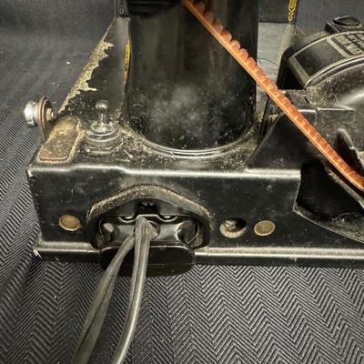 Singer Featherweight Sewing Machine in Carrying Case (BS-TF)