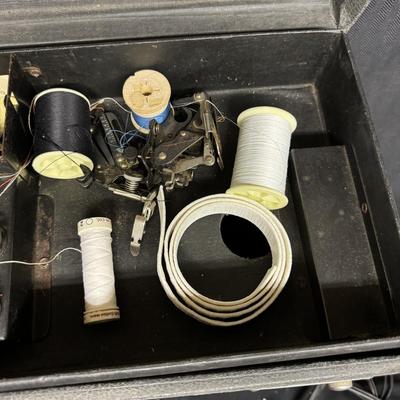 Singer Featherweight Sewing Machine in Carrying Case (BS-TF)