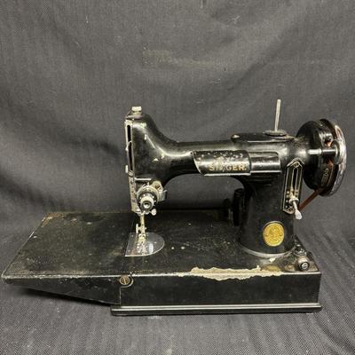 Singer Featherweight Sewing Machine in Carrying Case (BS-TF)