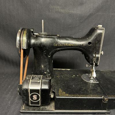 Singer Featherweight Sewing Machine in Carrying Case (BS-TF)