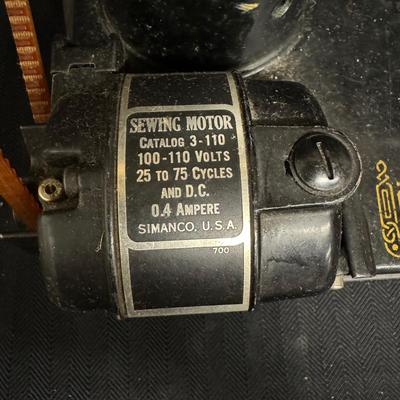 Singer Featherweight Sewing Machine in Carrying Case (BS-TF)