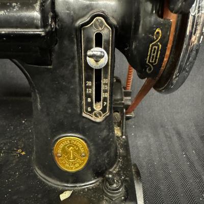 Singer Featherweight Sewing Machine in Carrying Case (BS-TF)