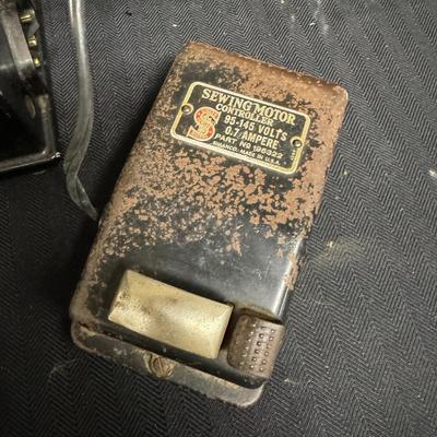 Singer Featherweight Sewing Machine in Carrying Case (BS-TF)