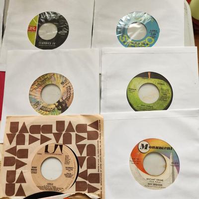 Lot of 35 Vinyl Records 45 rpm Jukebox Wings, Young Rascals, Roy Orbison, Otis Redding