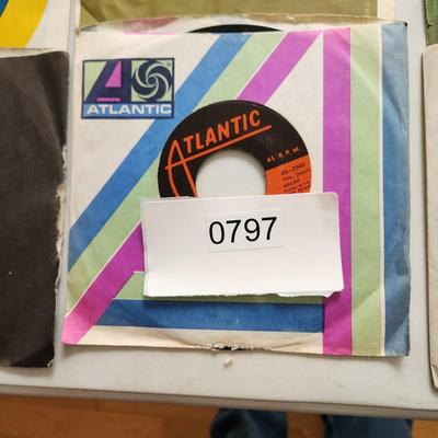 Lot of 35 Vinyl Records 45 rpm Jukebox Wings, Young Rascals, Roy Orbison, Otis Redding