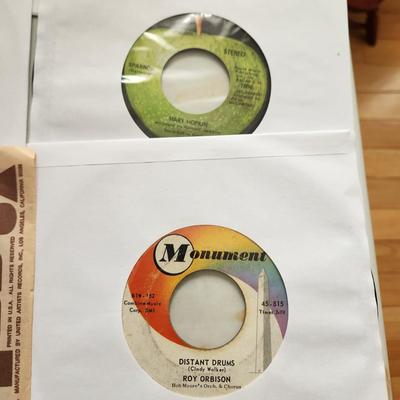 Lot of 35 Vinyl Records 45 rpm Jukebox Wings, Young Rascals, Roy Orbison, Otis Redding