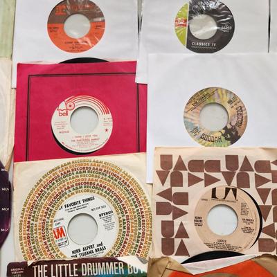 Lot of 35 Vinyl Records 45 rpm Jukebox Wings, Young Rascals, Roy Orbison, Otis Redding