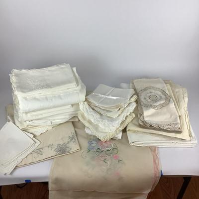 283 Variety of Napkins and Table Clothes