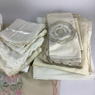 283 Variety of Napkins and Table Clothes