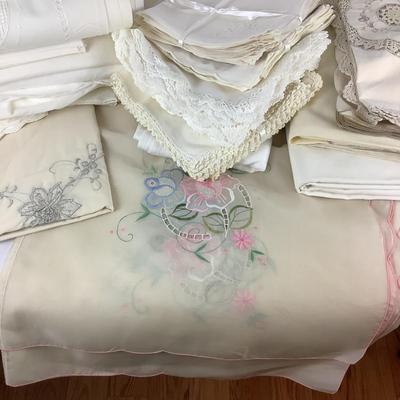 283 Variety of Napkins and Table Clothes
