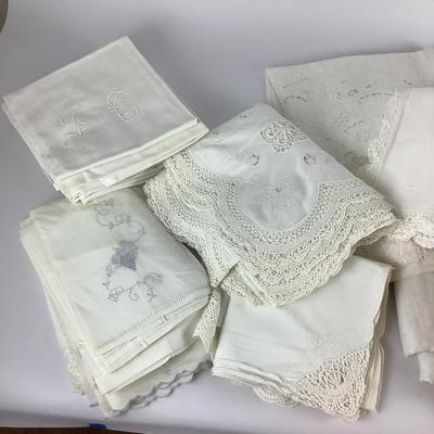 284 Lot of Lace Napkins and Tablecloths
