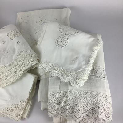 284 Lot of Lace Napkins and Tablecloths