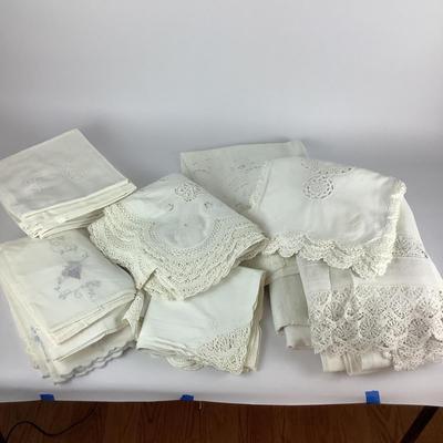 284 Lot of Lace Napkins and Tablecloths