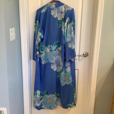 416 Natori Robe w/ Alfani Nightgowns