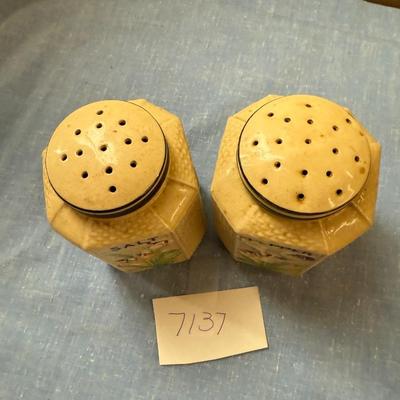 Basket weave salt & pepper shakers