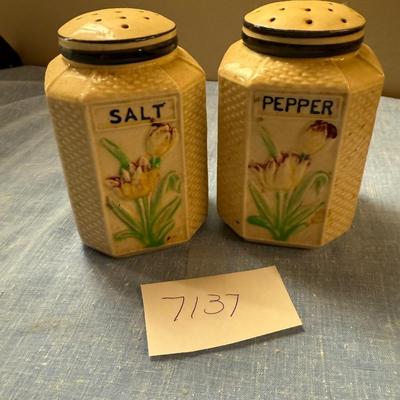 Basket weave salt & pepper shakers
