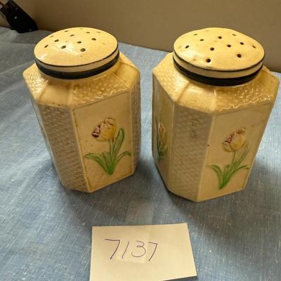 Basket weave salt & pepper shakers