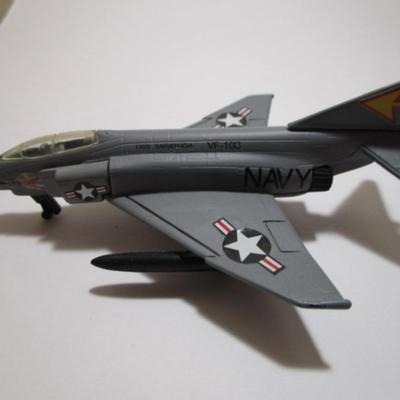 3 Maisto cast metal airplanes
