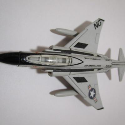 3 Maisto cast metal airplanes
