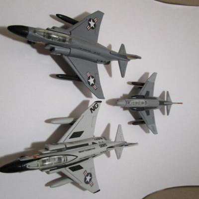 3 Maisto cast metal airplanes