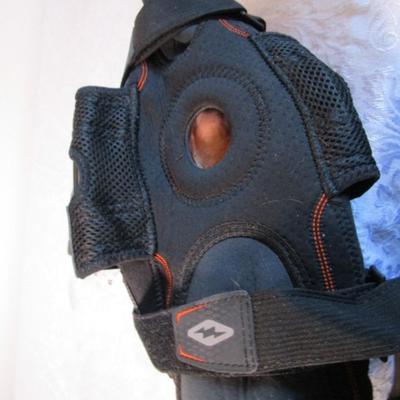 Shock Doctor 875 Ultra Knee Brace with bilateral hinges