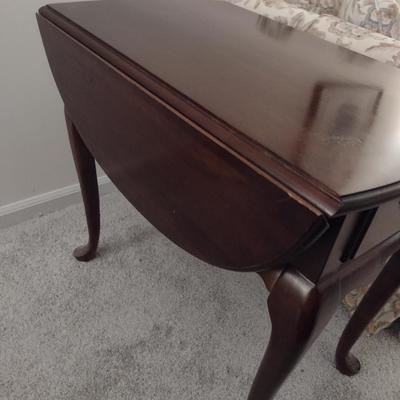 Hammary Wooden Chippendale Style Double Drop Leaf Side Table with Drawer (Choice B)