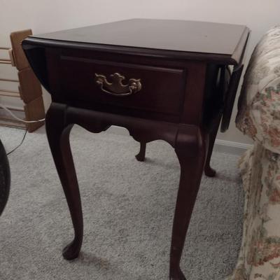 Hammary Wooden Chippendale Style Double Drop Leaf Side Table with Drawer (Choice B)