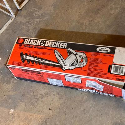 Black & Decker 16” Hedge Trimmer and Craftsman Weedwacker (B1-DZ)