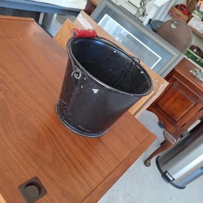 1 sturdy trash pail