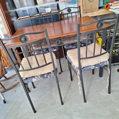 Dinette w/ 4 chairs
