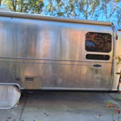 2009 Airstream with Hensley Hitch