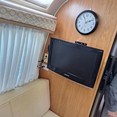 2009 Airstream with Hensley Hitch