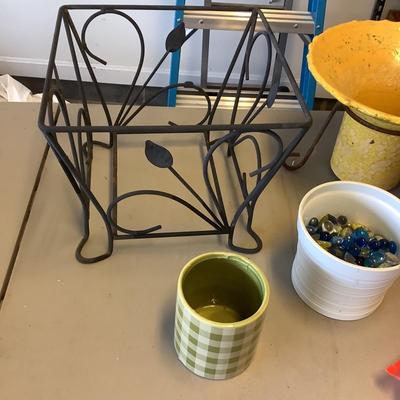 514 Assortment of Pots