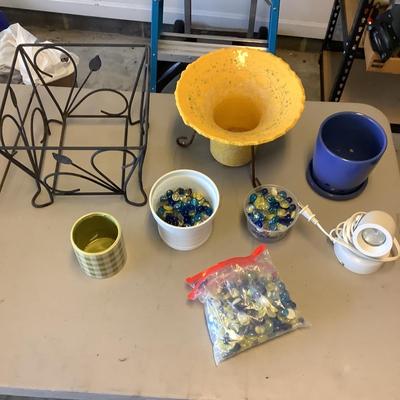514 Assortment of Pots