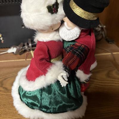 Santa & Ms Claus skating